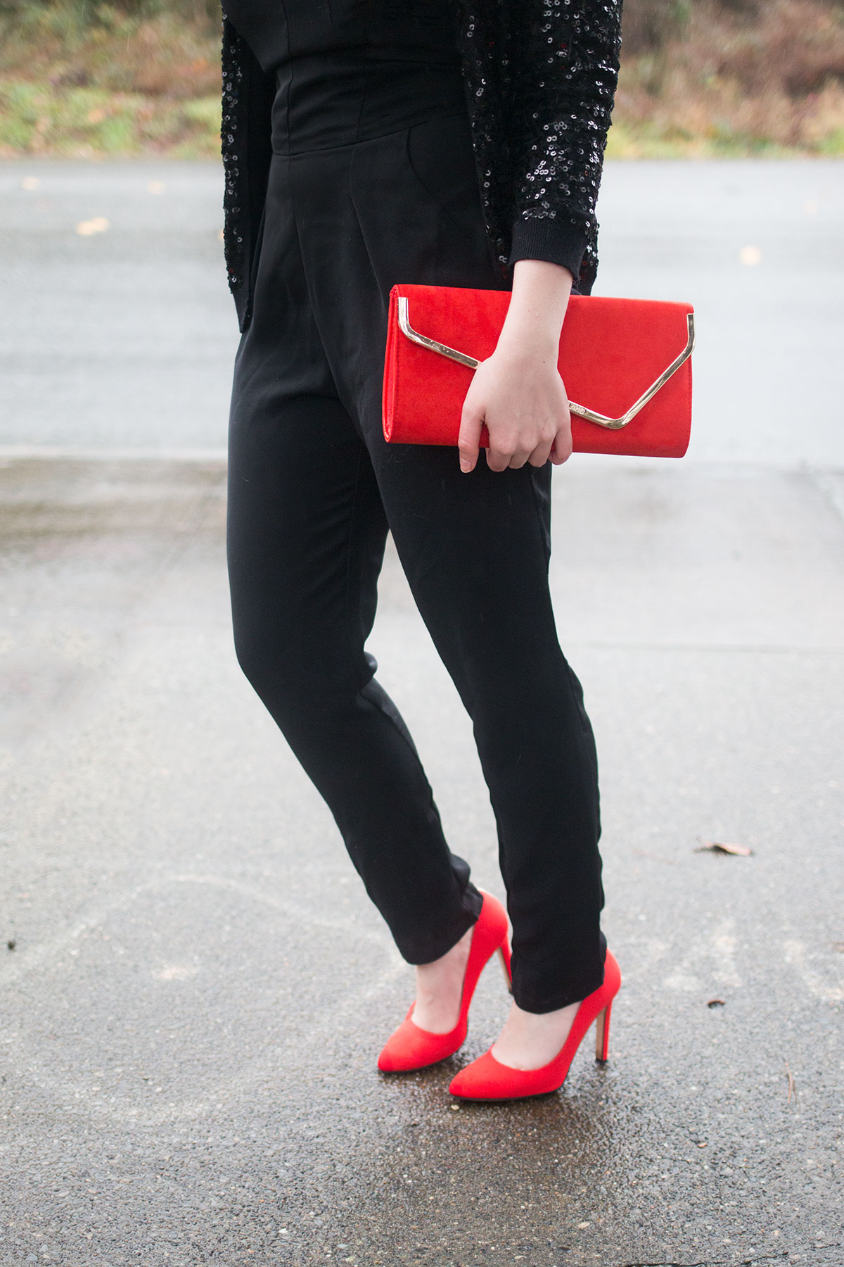 black-jumpsuit-outfit-with-red-accessories