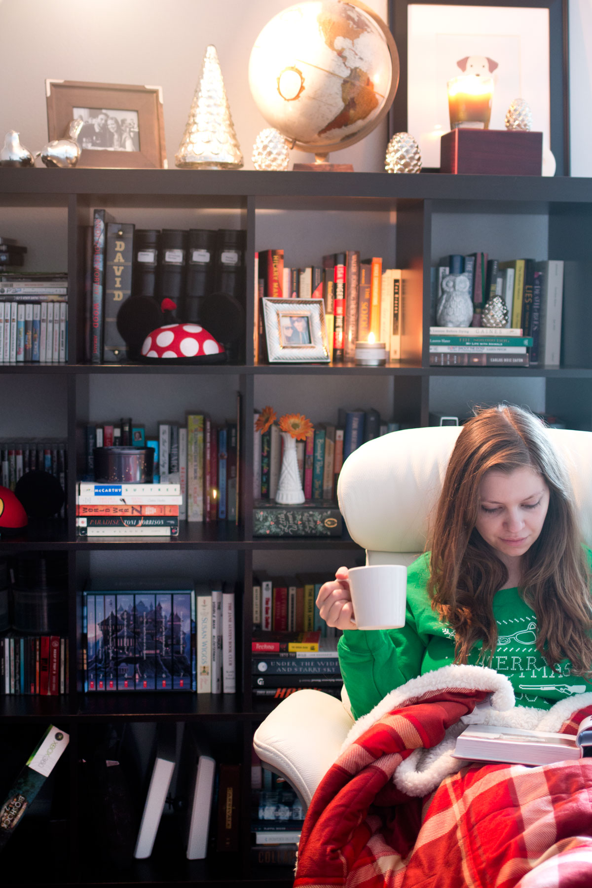 Christmas Bookcase with Martha Stewart Throw & Coffee Mug // hellorigby seattle fashion & beauty blog