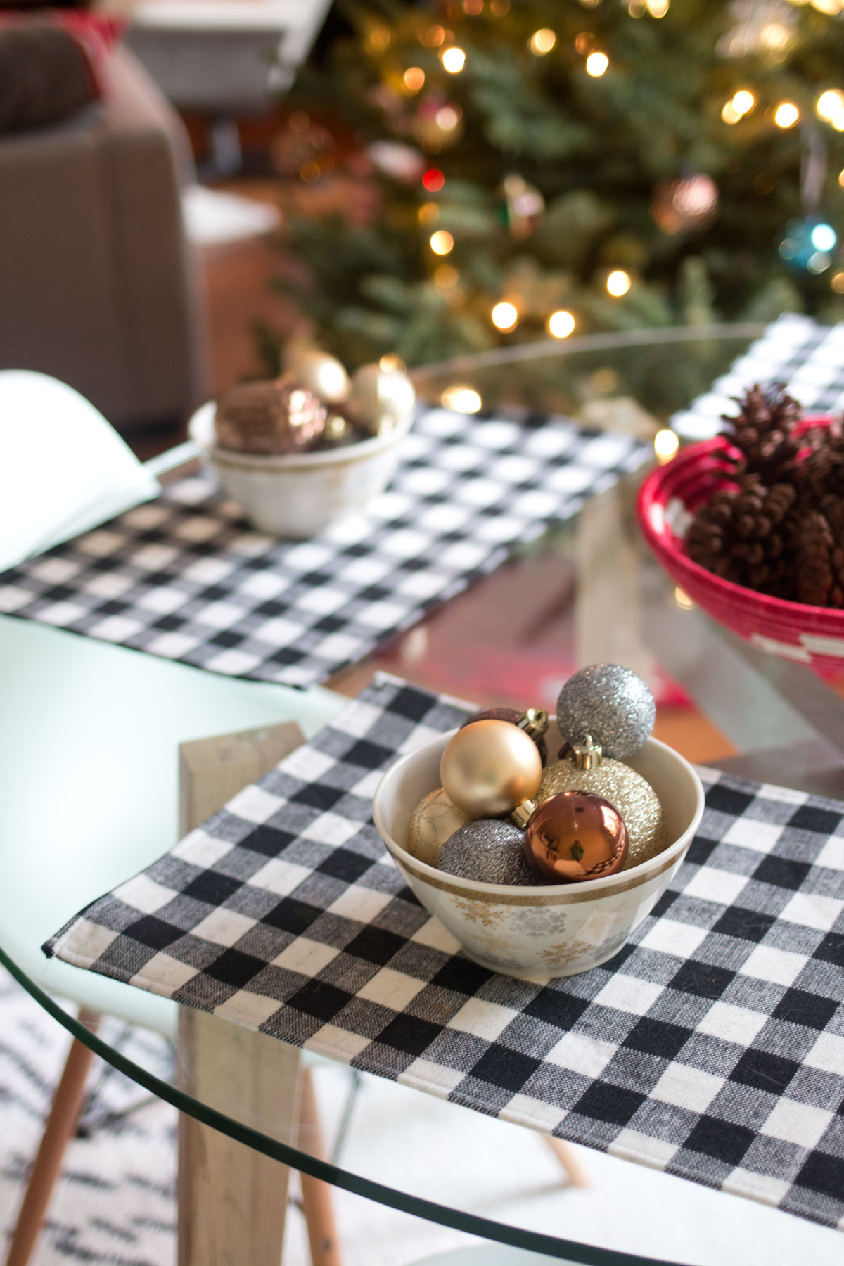 Christmas Modern Table Decor // hellorigby seattle lifestyle & home decor blog