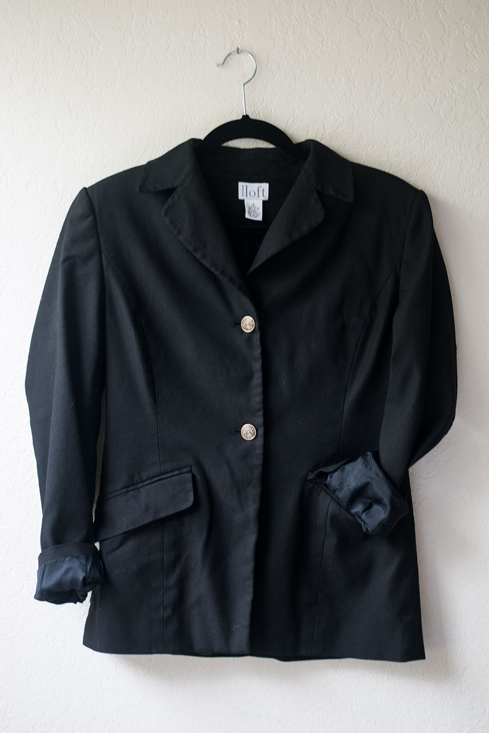 Thrift Store Finds: Upgrade a Vintage Blazer with New Buttons // Hello Rigby Seattle Fashion Blog